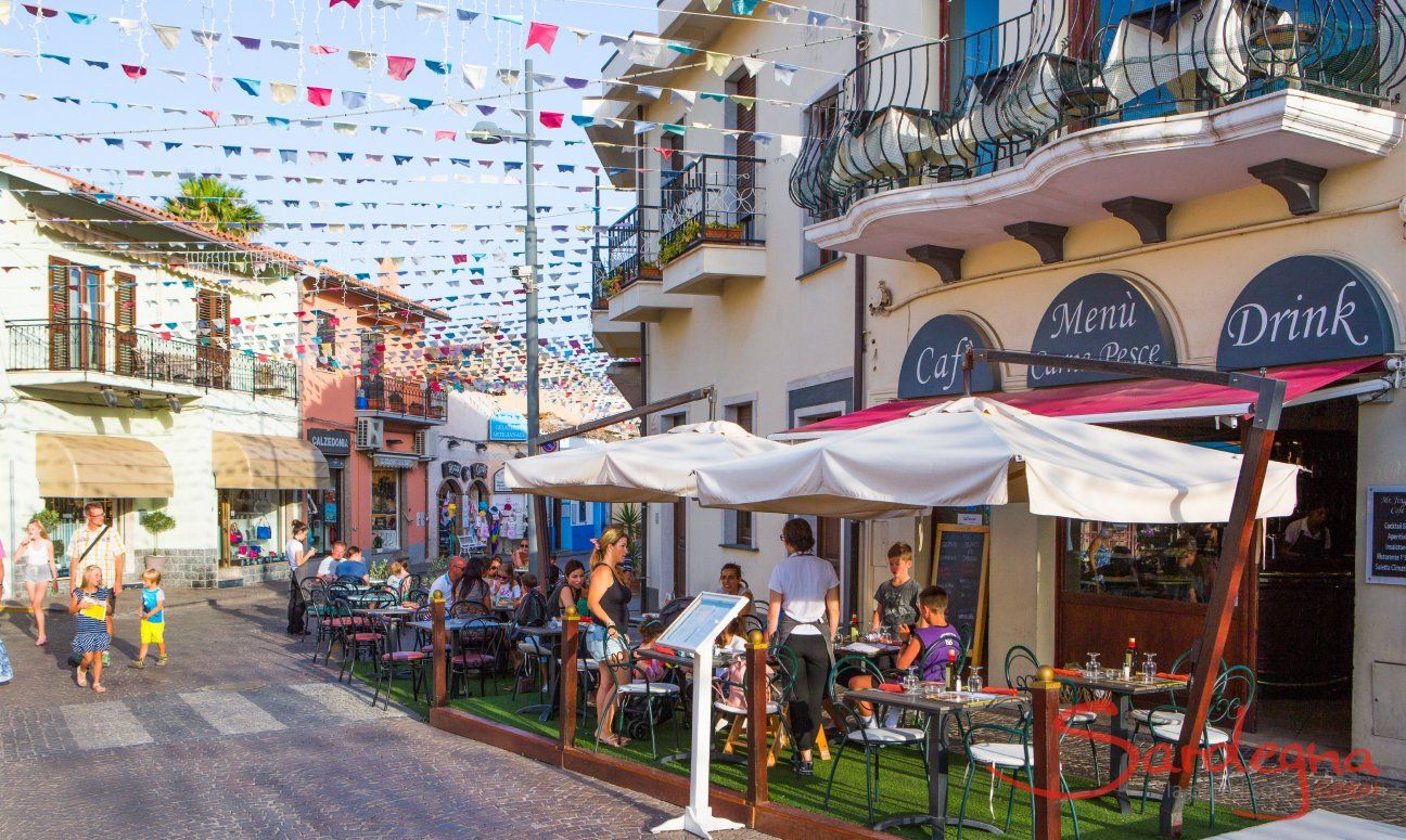 Il centro di Pula invita a fare una passeggiate nel centro senza macchine