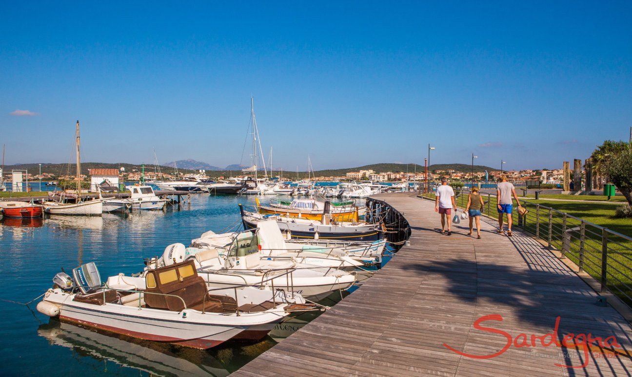 Villa Golfo Aranci | Porticciolo di Golfo Aranci Pontile con piccole barche a motore nel porto di Golfo Aranci