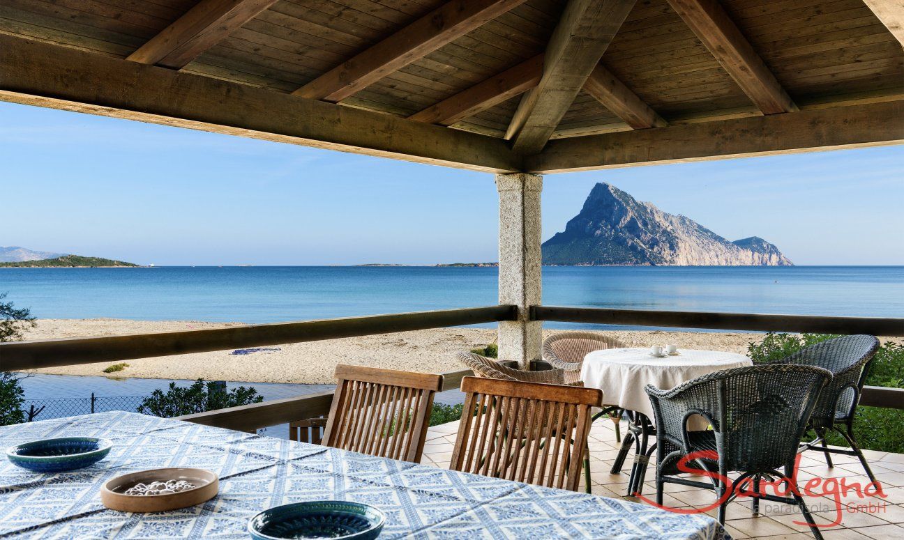 La villa Taverna ha una terrazza privata con vista spiaggia e mare