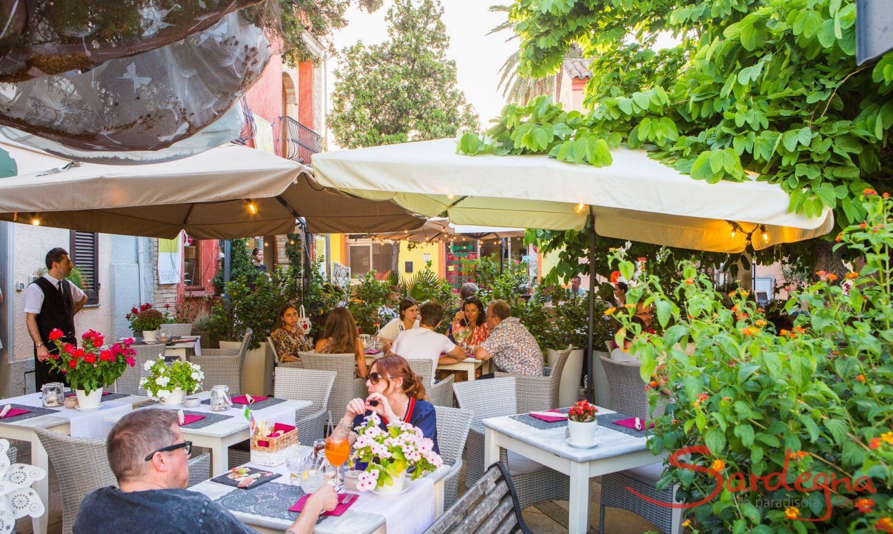 Villa Pino | Ristorante Federico's nel cento di Pula, circa 10 km dalla Villa Ristorante Federico's nel centro di Pula