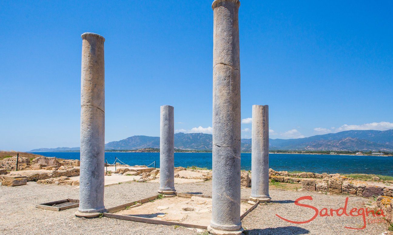 Colonne e mosaici romani nel sito archeologico di Nora