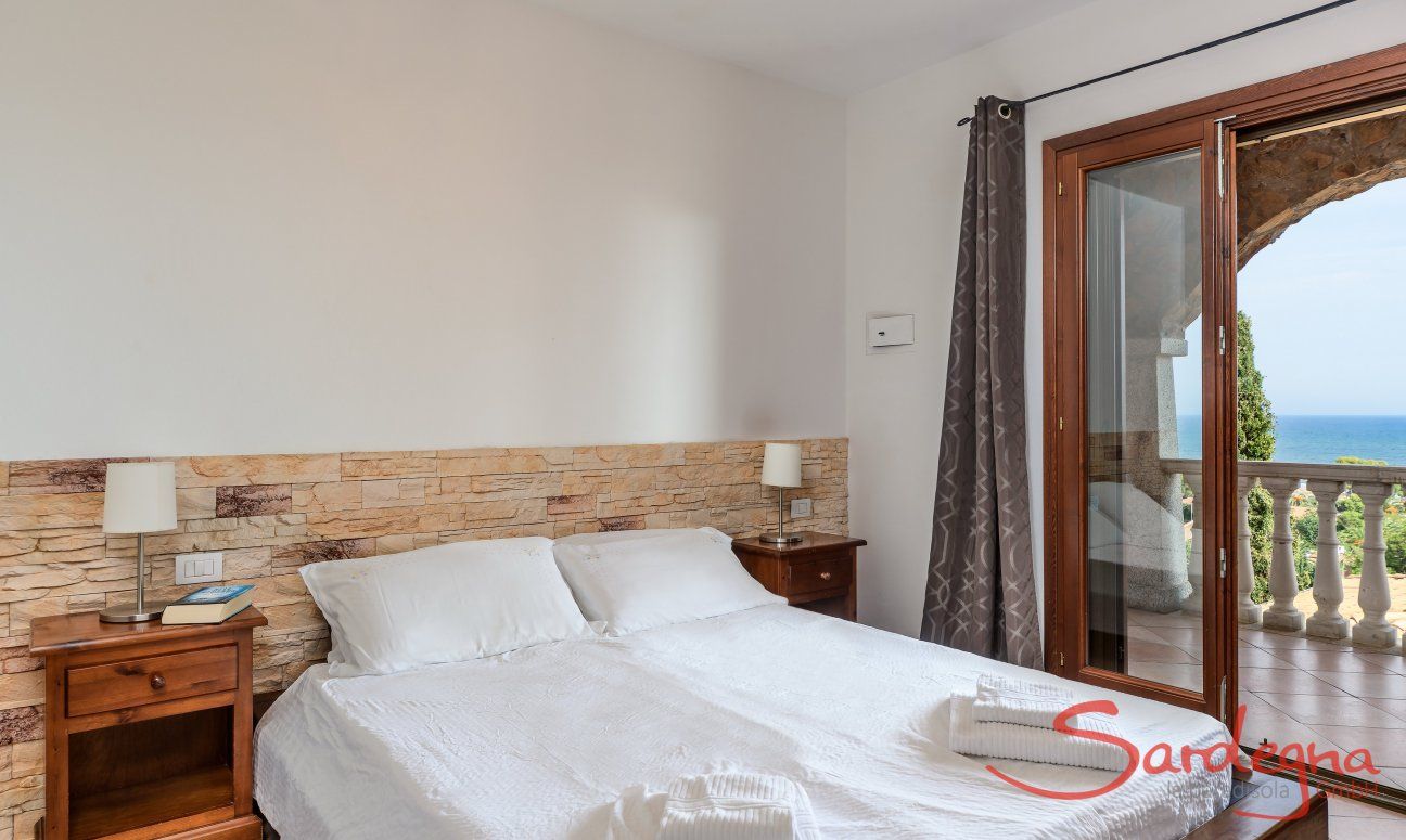 Apartment Castededdu 2 | Camera 1 con letto matrimoniale e vista mare, anche dal letto Camera 1 con vista mare