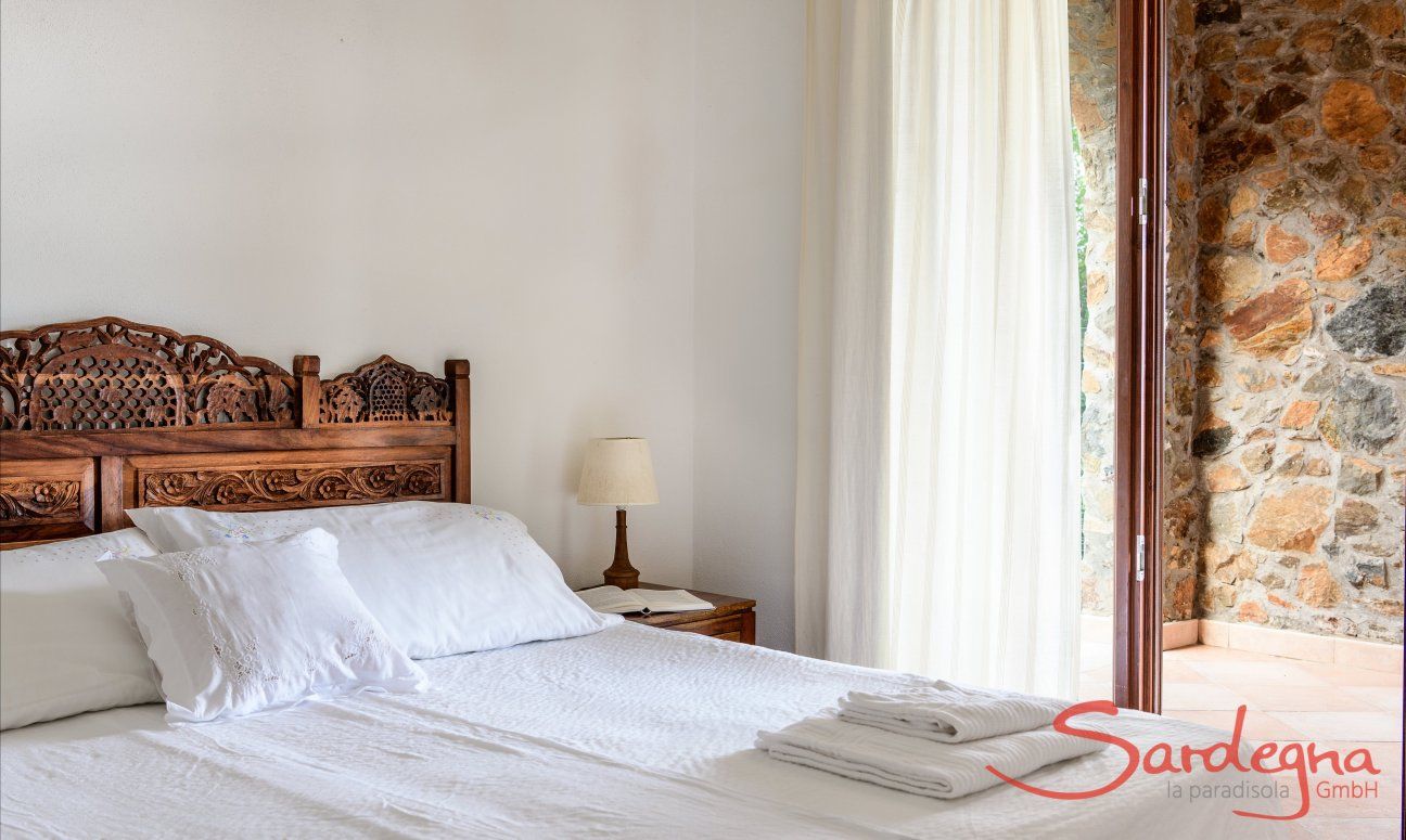 Apartment Castededdu 2 | Camera 2 con letto matrimoniale e accesso alla terrazza Camera 2