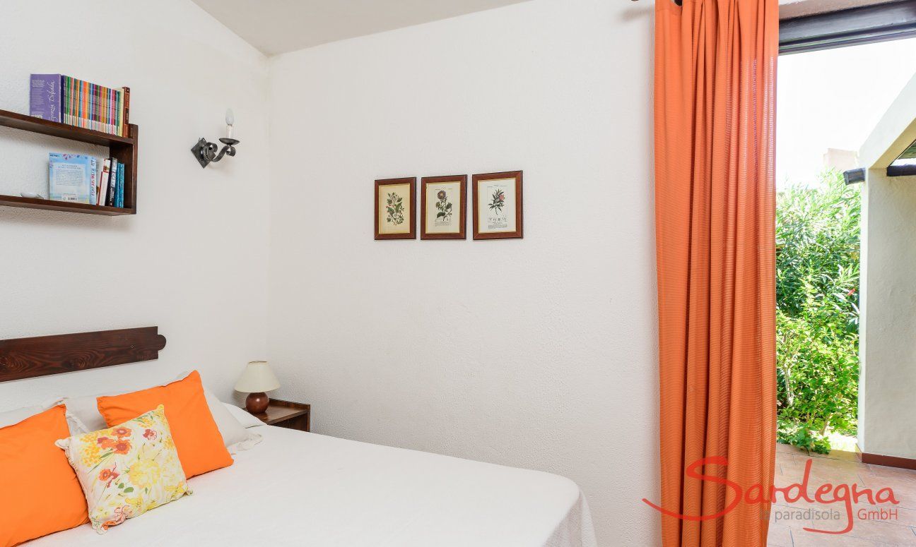 Villa Giangaleazzo | Camera 2 con letto matrimoniale e accesso al giardino Camera 2