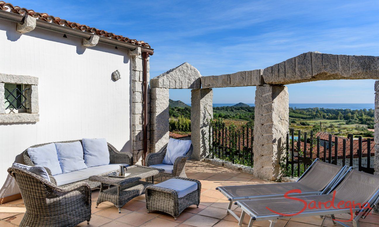 Terrazza con divano esterno, lettini da sole e vista mare, Li Conchi 21, Cala Sinzias