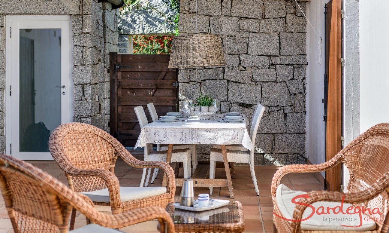 Li Conchi 28 | Il patio con divanetto e tavolo per mangiare divento un salotto all'aria aperta Caffè all'aperto