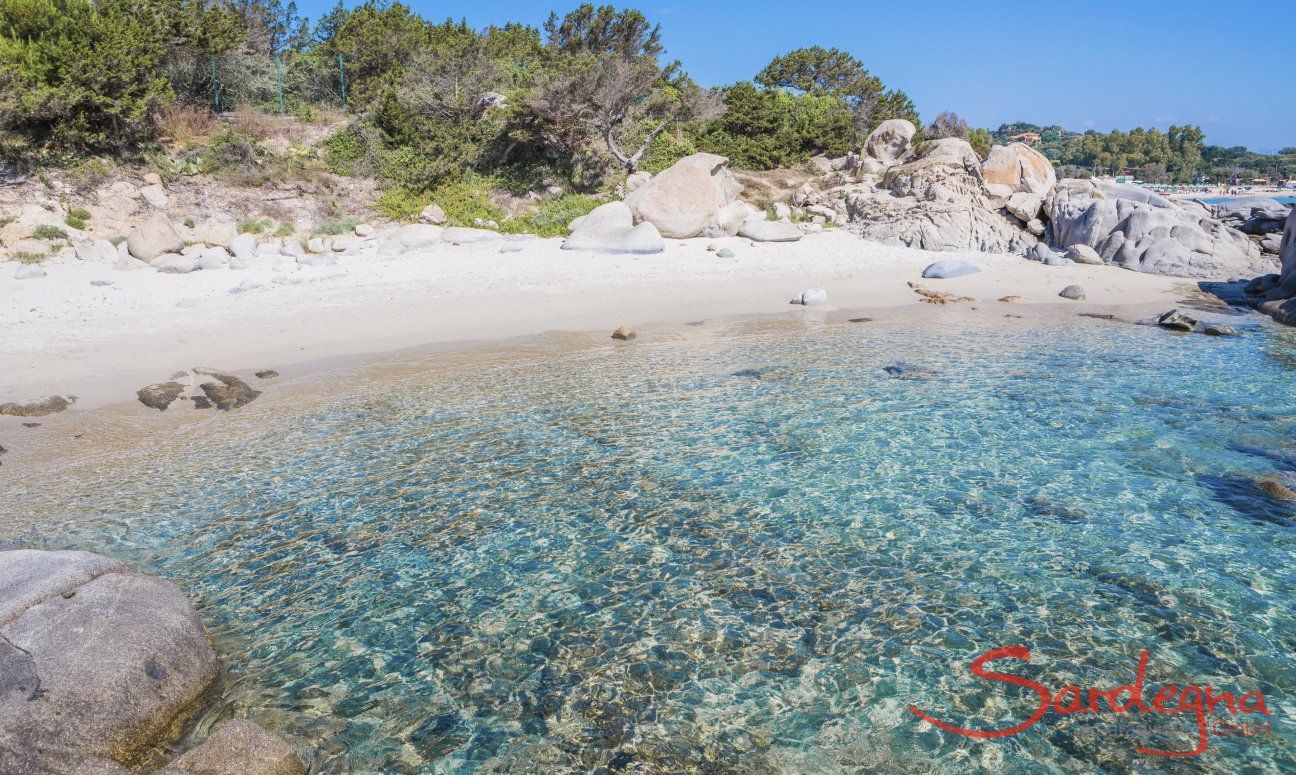 Spiaggietta dei Milanesi con rocce in granito e mare limpido, a sud del Lido di Orri