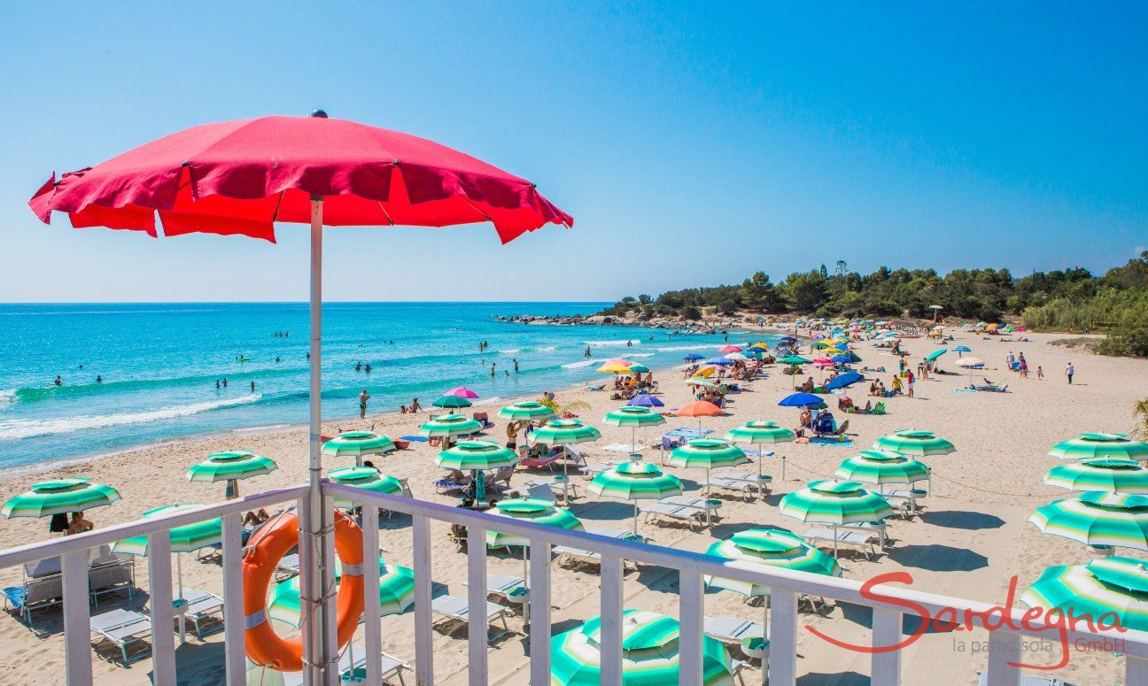 Lido di Orri con ombrelloni e lettini a noleggio e l'ombrello del bagnino