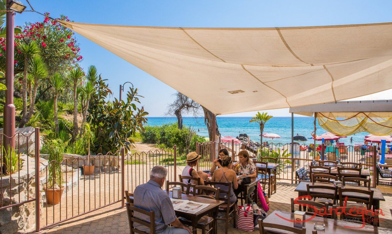 Ristorante direttamente sulla spiaggia con grande vela per l'ombra