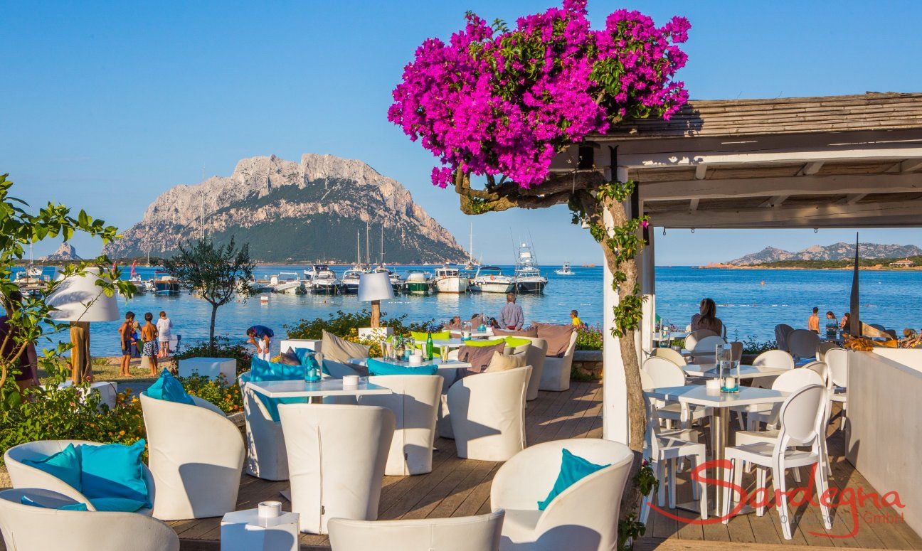 Bar a bordo mare di Porto San Paolo con vista sull'isola di Tavolara