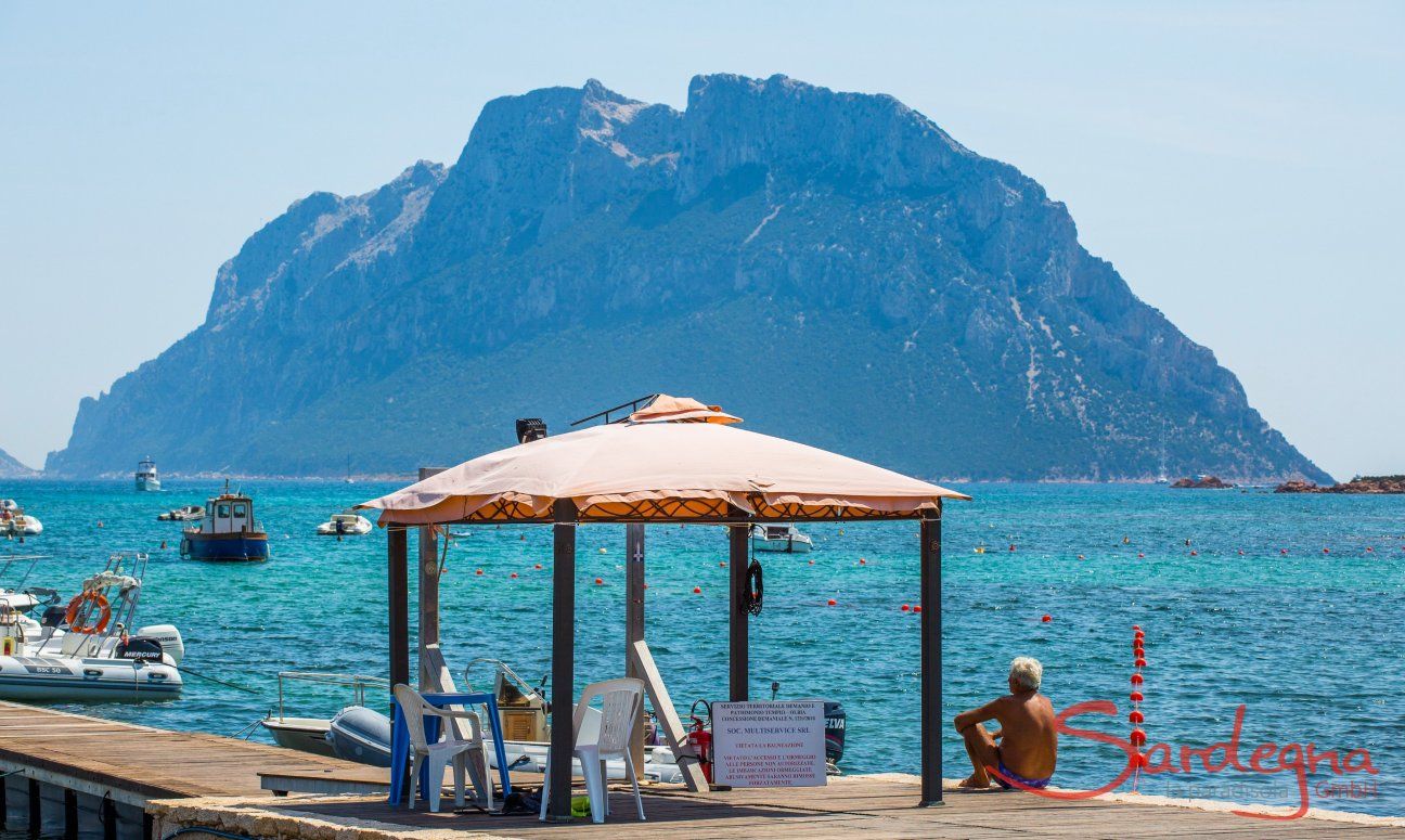 Noleggio barche da un pontile davanti all'isola di Tavolara