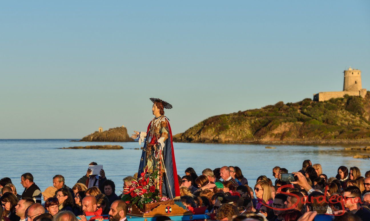 Processione di Sant Efisio davanti al mare e la torre di Nora