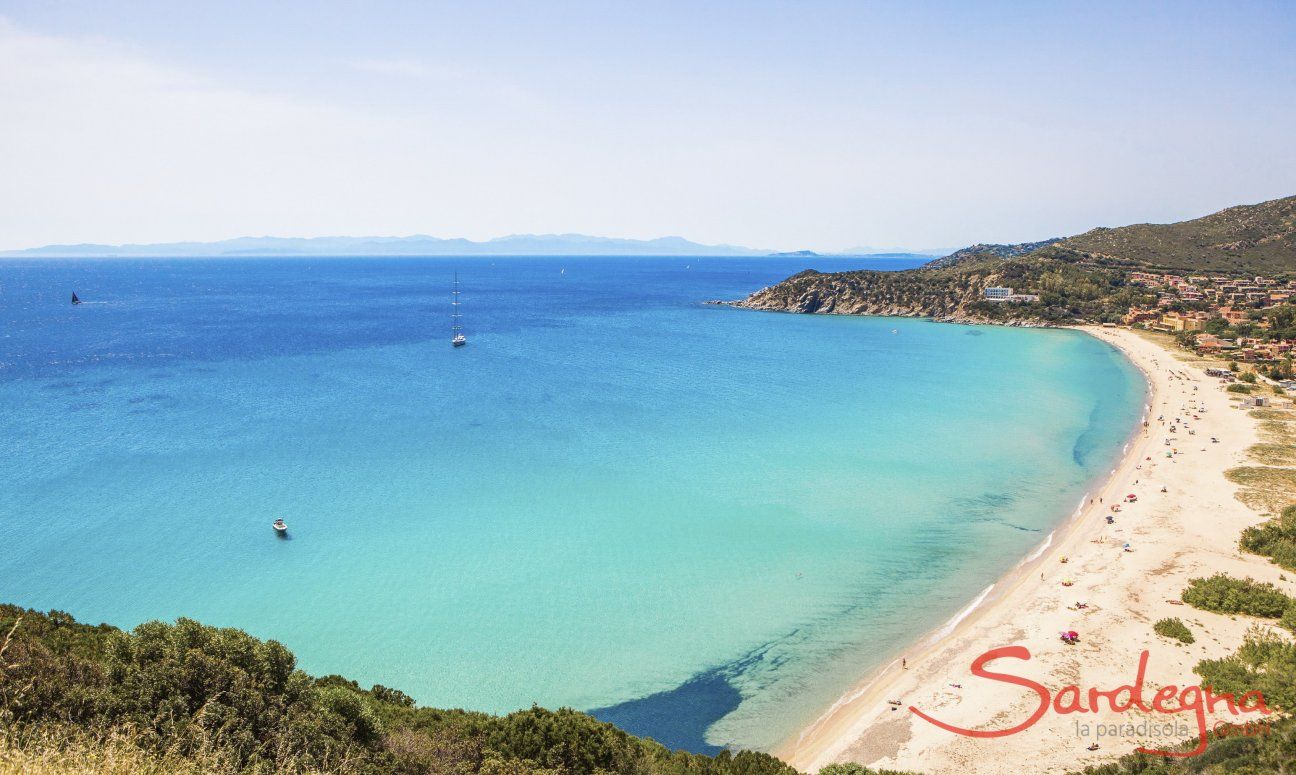 Blick auf die Bucht von Solanas mit weißem Strand und kristallklarem Meer