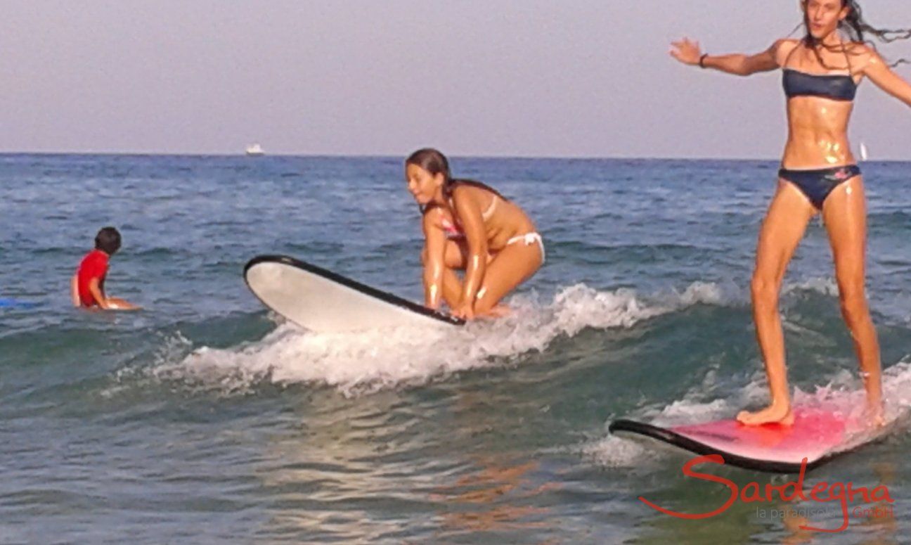 Giovane surfiste sulla spiaggia di Chia