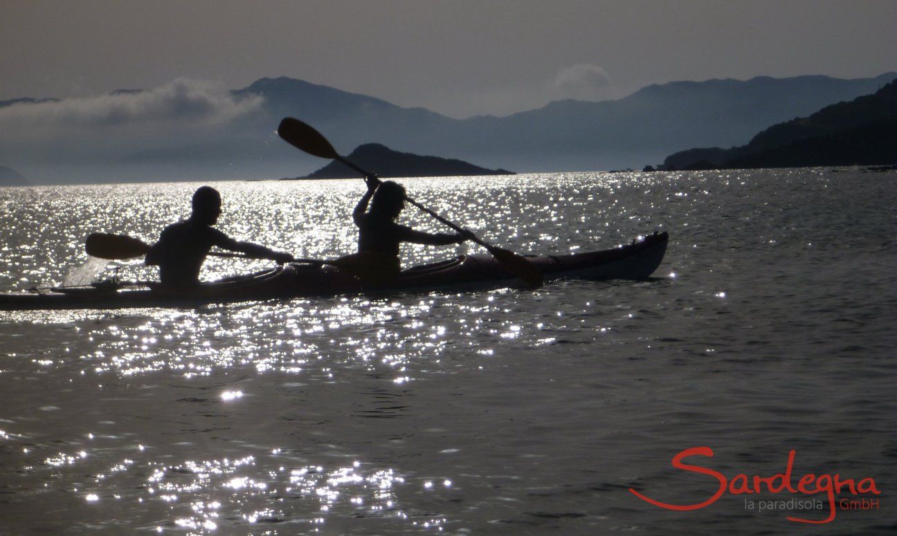 Kayaking nella luce della sera sulla costa sud