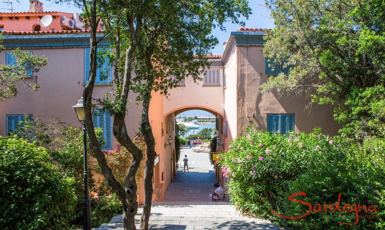 Porto Rotondo, cittadina portuale con centro pedonale