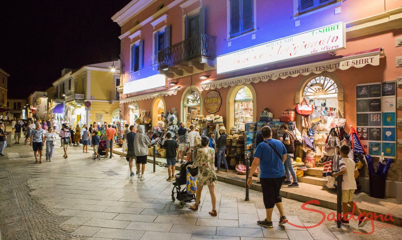 Shooping di notte in estate a Santa Teresa di Gallura