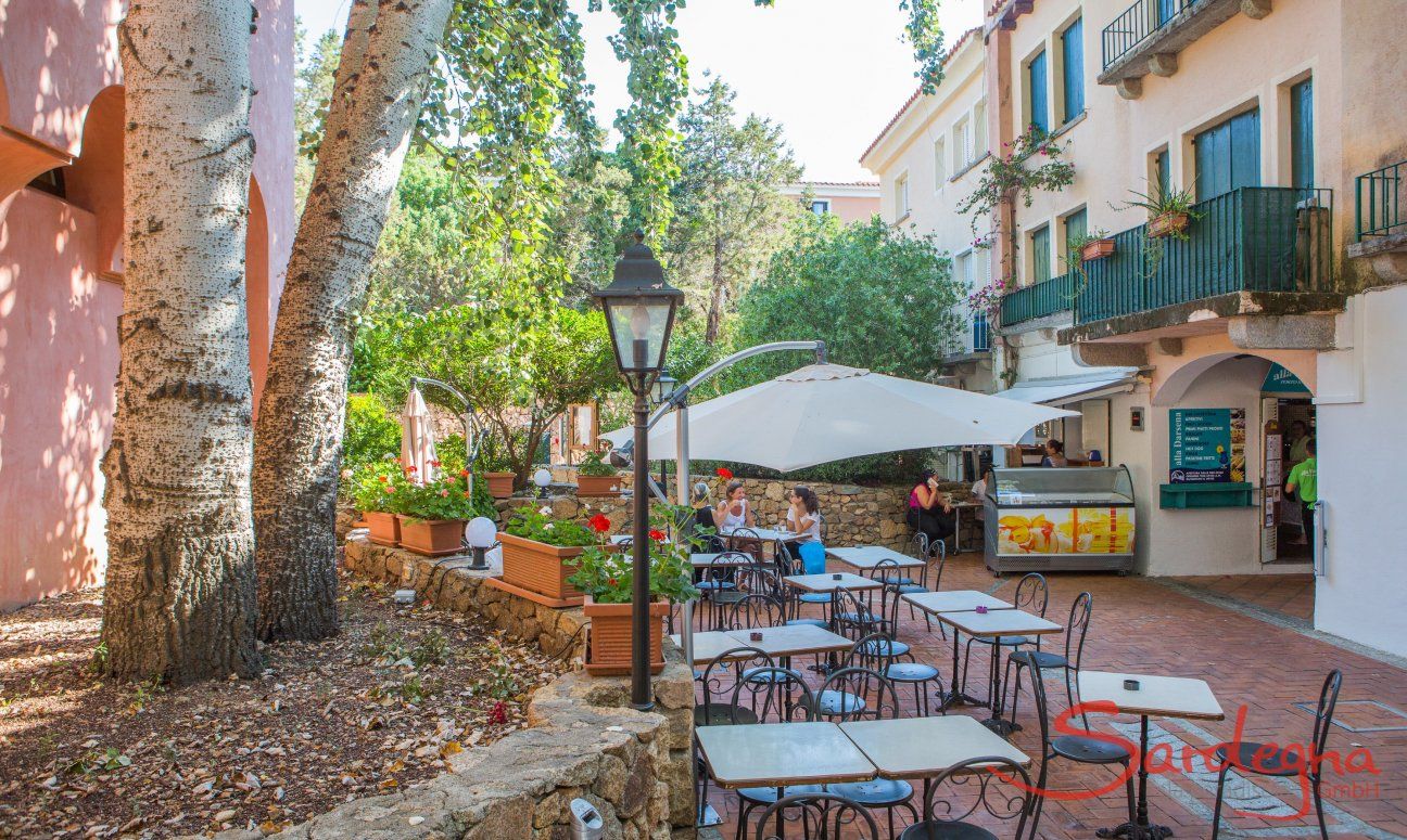 Tavoli da bar nelle viuzze di Porto Rotondo, 16 km da Olbia