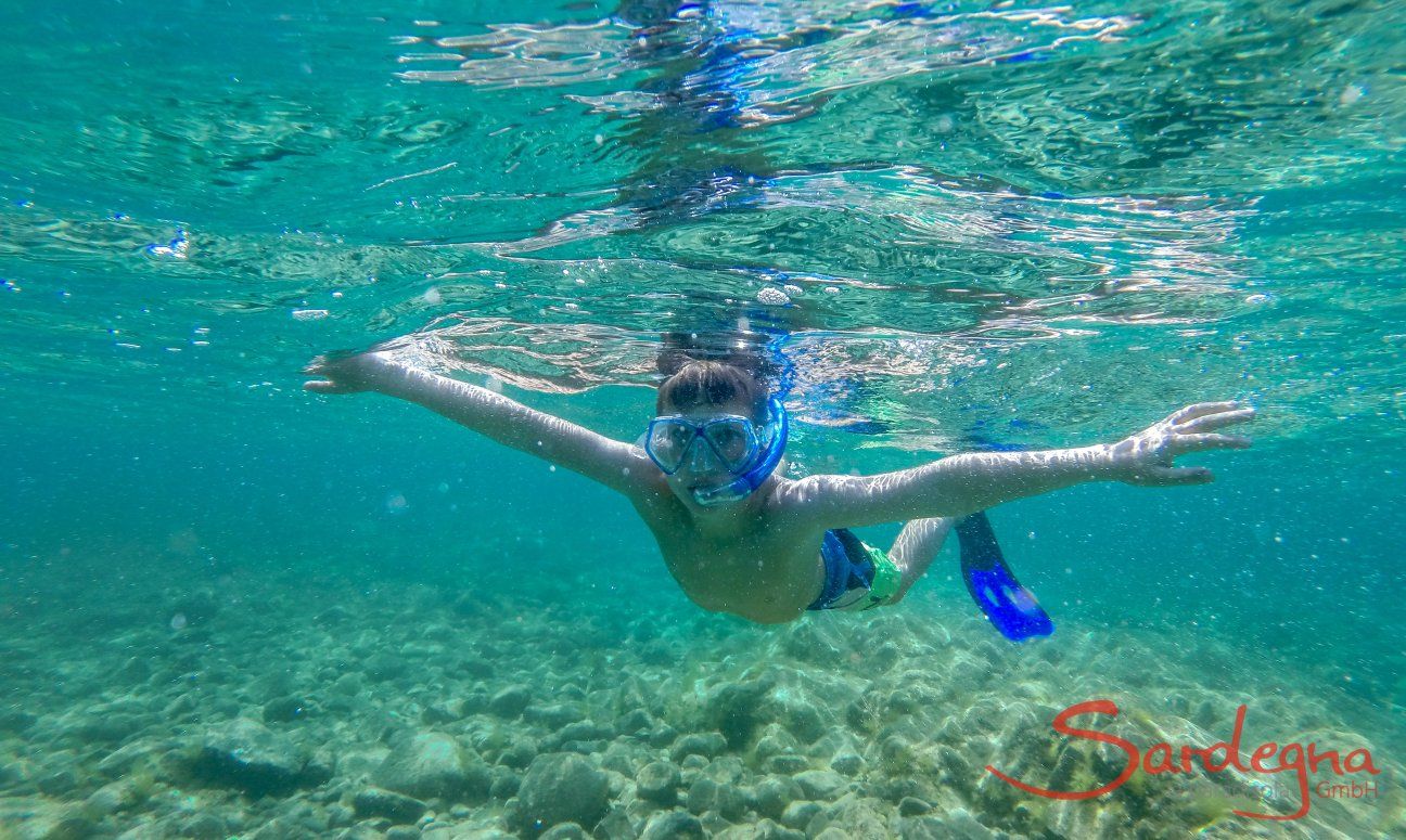 Bambino che fa snorkelling nel mare di Olbia