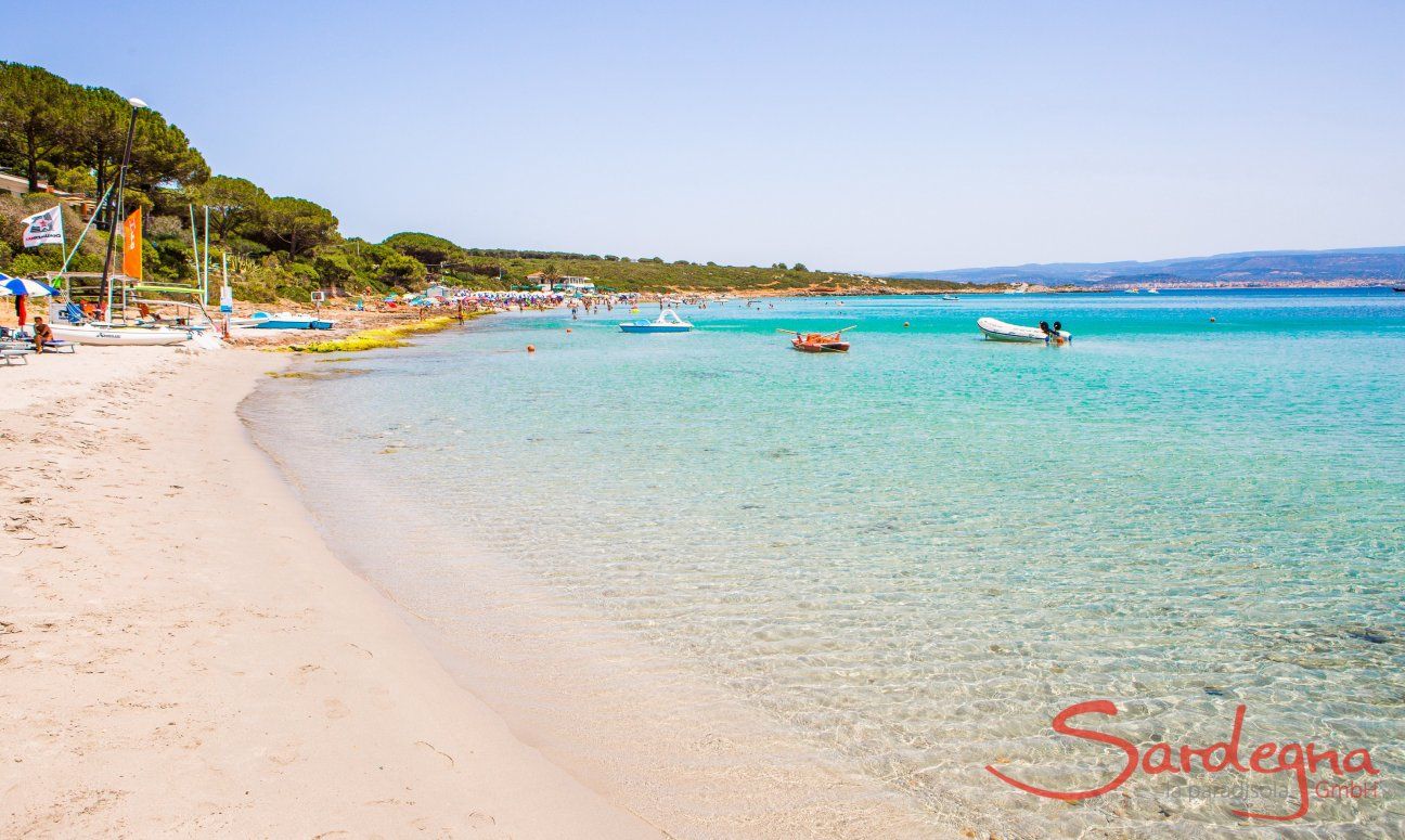 Sabbia bianca e acqua cristallina della spiaggia Le Bombarde Alghero