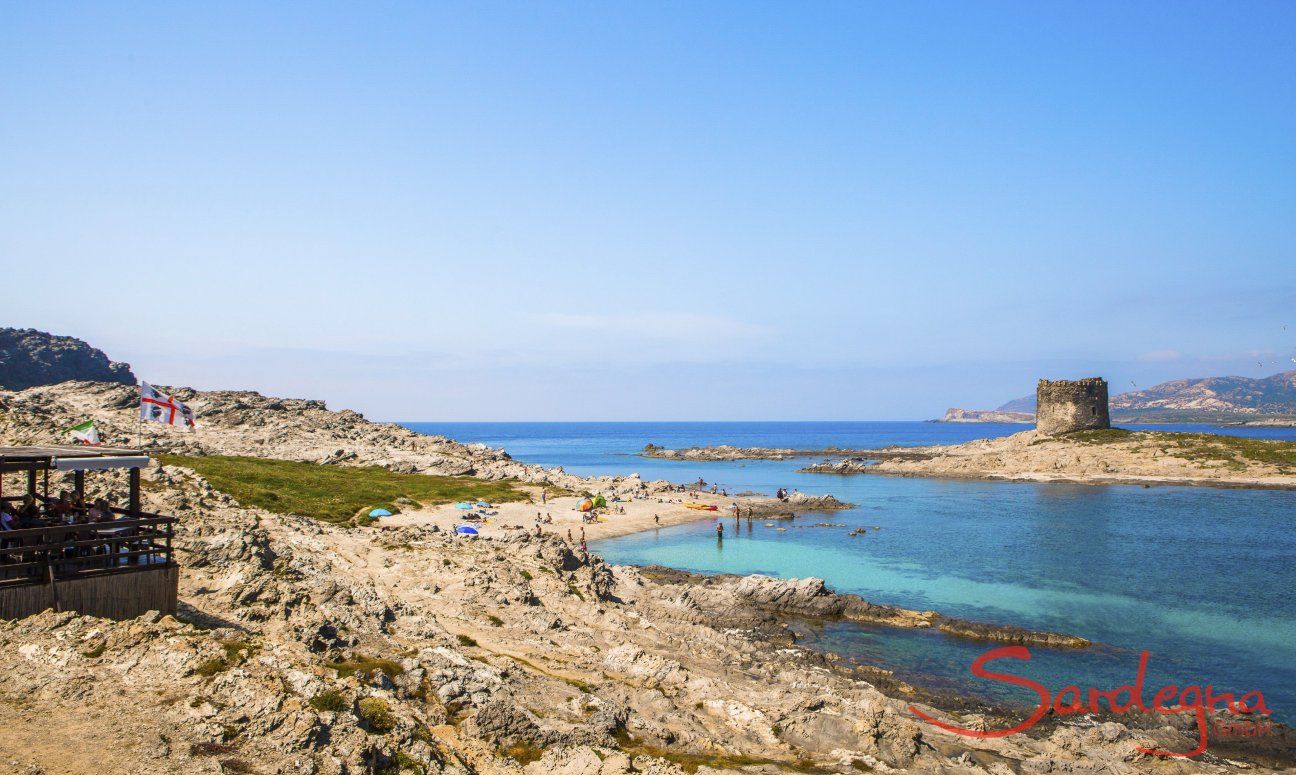 Vista dalla costa sulla torre spagnola della Pelosa, Stintino