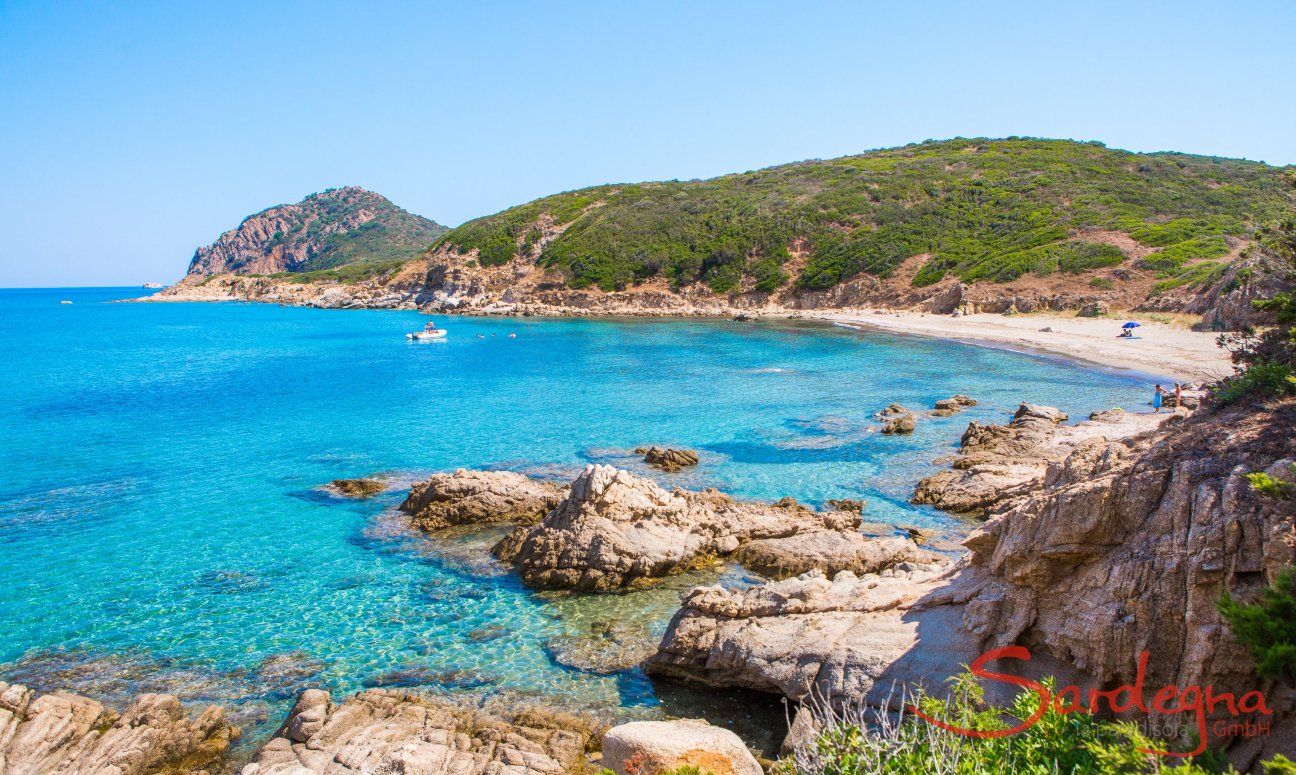 Acque limpide fanno vedere i fondale e le rocce delle baie di Capo Ferrato