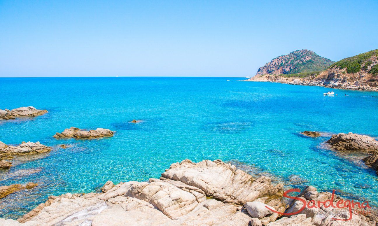 Acqua trasparente permette di vedere sul fondo delle baie a Capo Ferrato