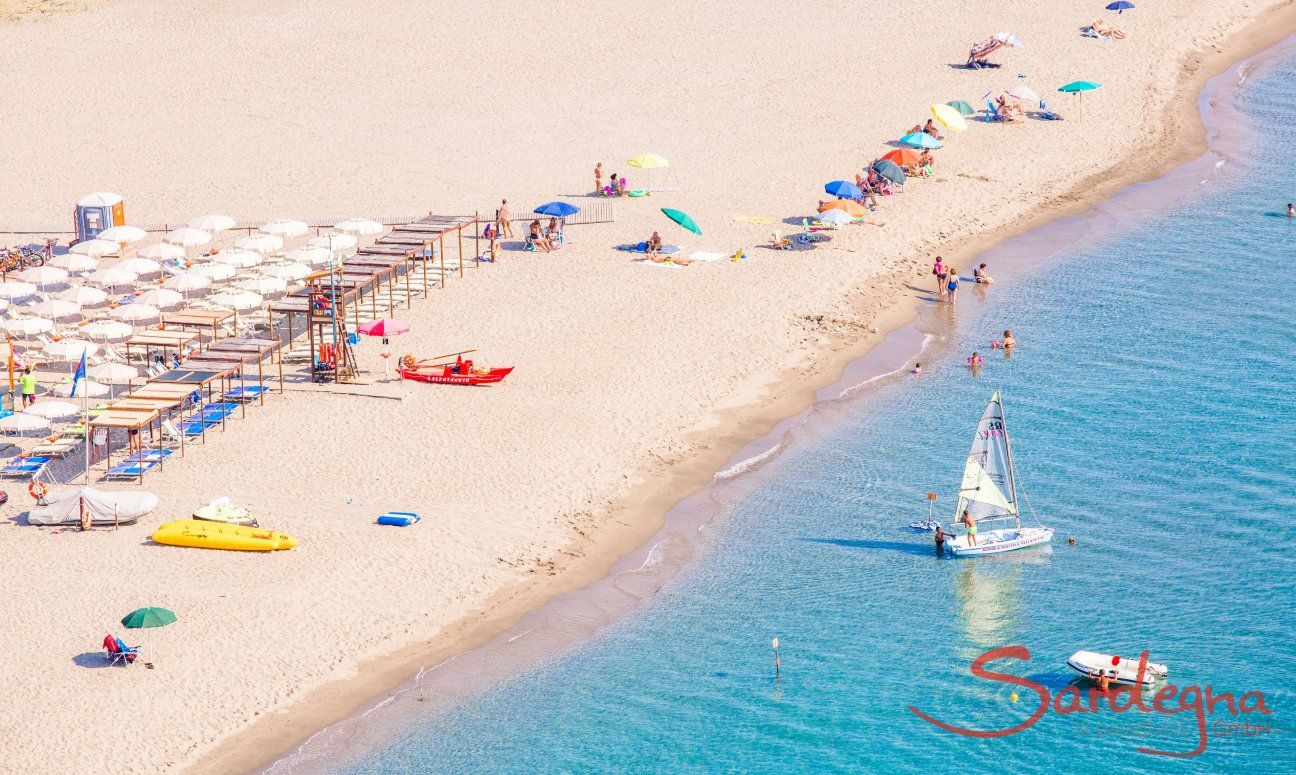 Larga spiaggia di sabbia bianca con ombrelloni da affittare o liberi, Torresalinas