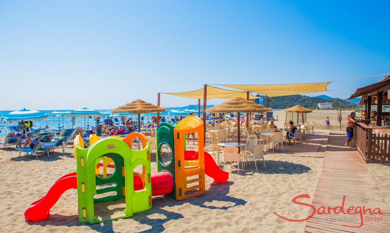 Sabilimento balneare con giochi per bambini a Torresalinas