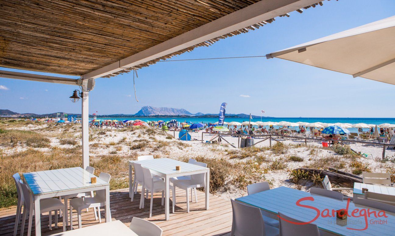 Ristorante sulla spiaggia di La Cinta con molti ombrelloni colorati