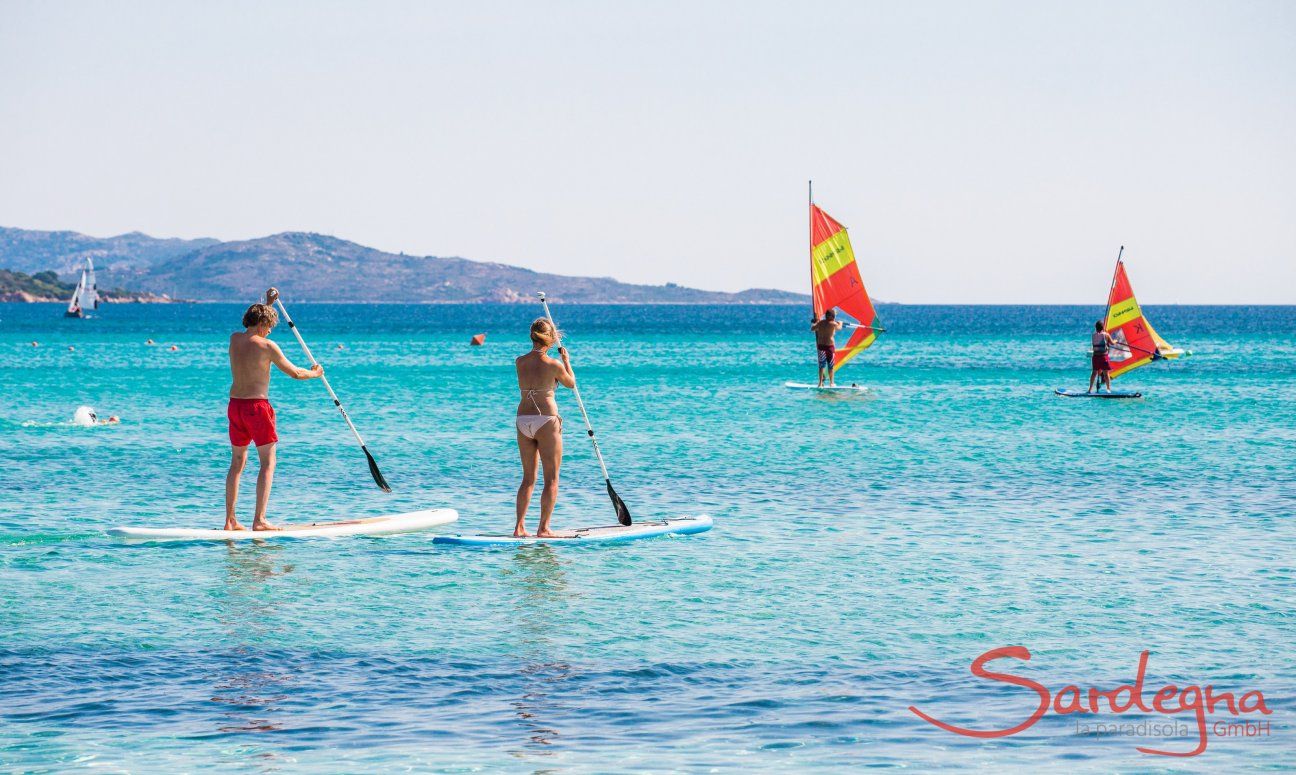 Stand-up paddle e Windsurf davanti alla spiaggia La Cinta, San Teodoro, Olbia