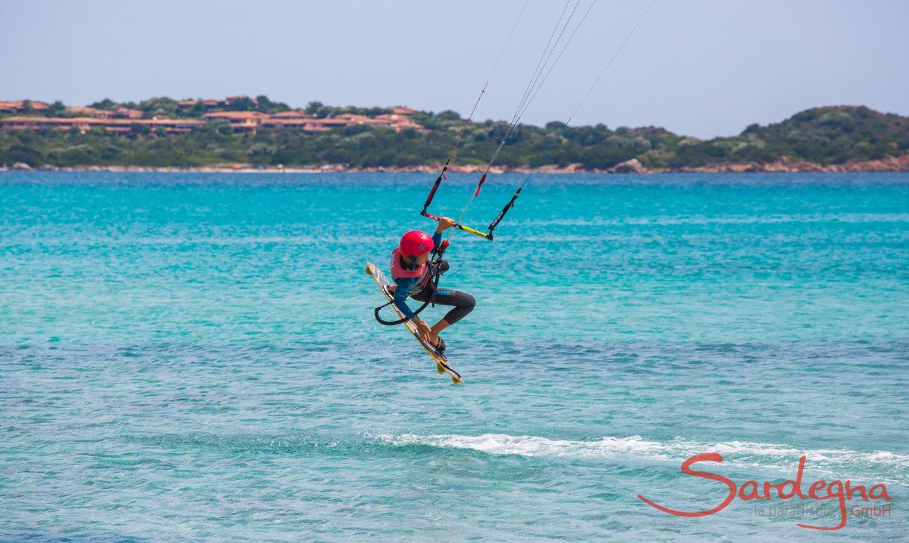 Kitesurfer davanti alla spiaggia La Cinta, San Teodoro, Olbia