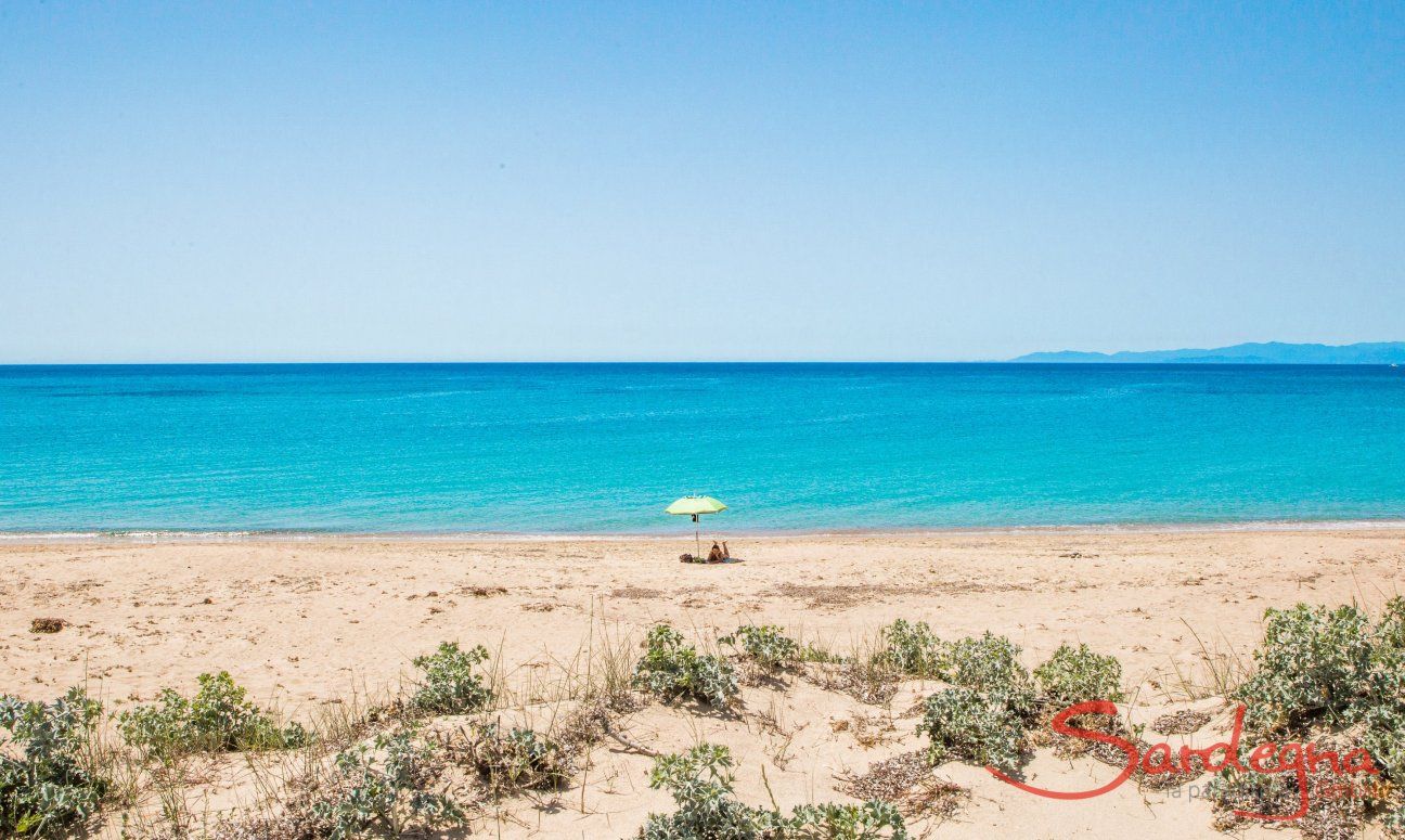 Ombrellone sulla spiaggia di Geremeas davanti al mare cristallino