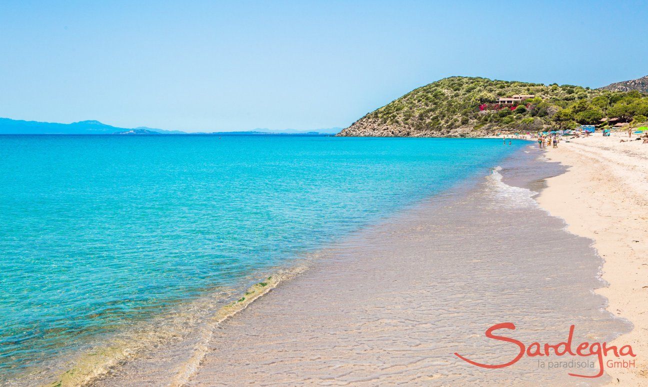 Strand Geremeas mit glasklarem Wasser und Torre delle Stelle im Hintergrund