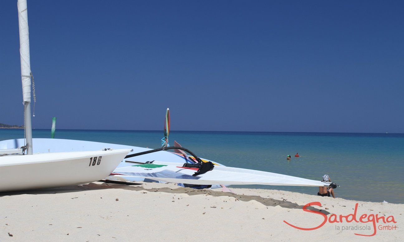 Surf e Laser sulla spiaggia di Cala Sinzias