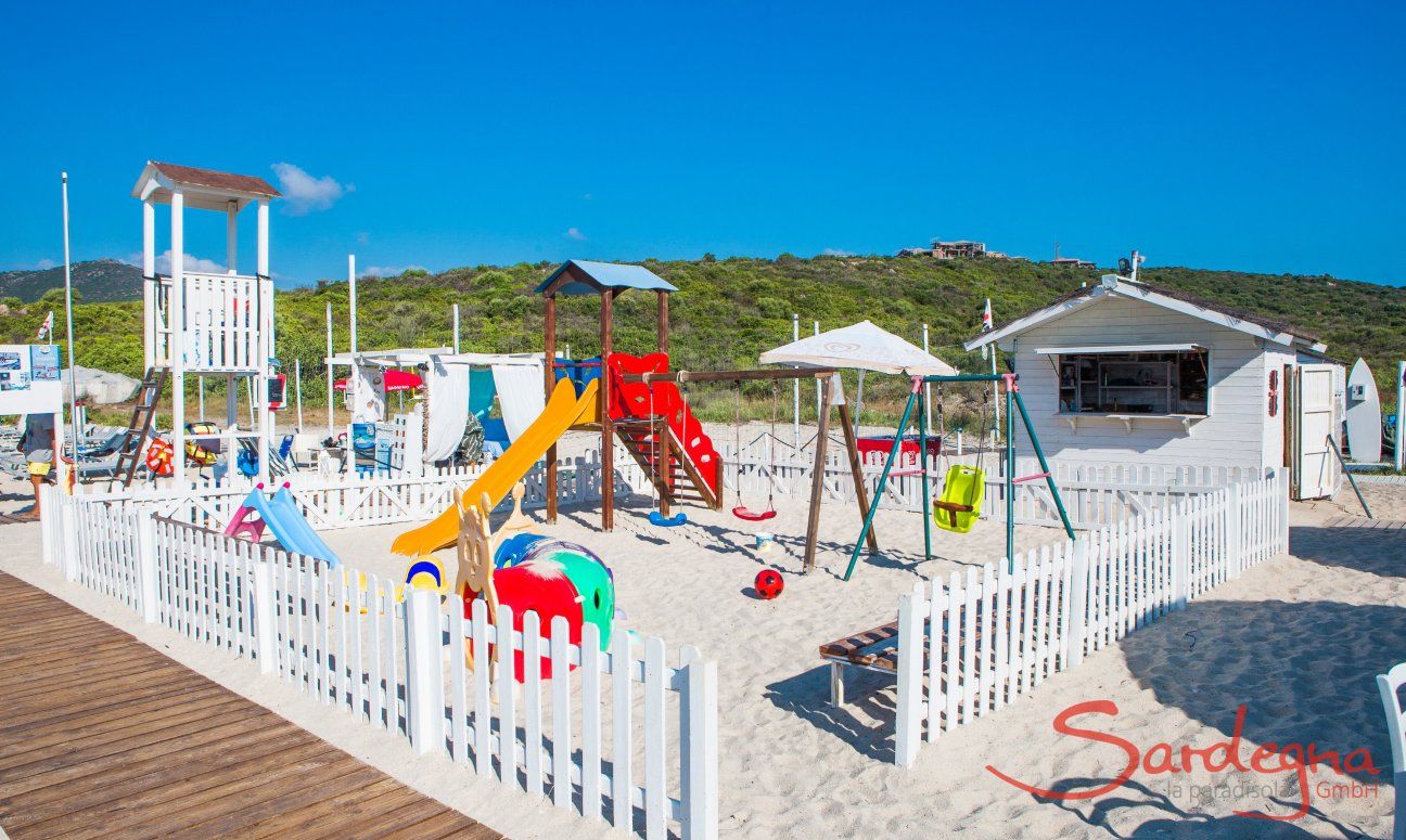 Giochi per bambini sulla spiaggia di Golfo Aranci