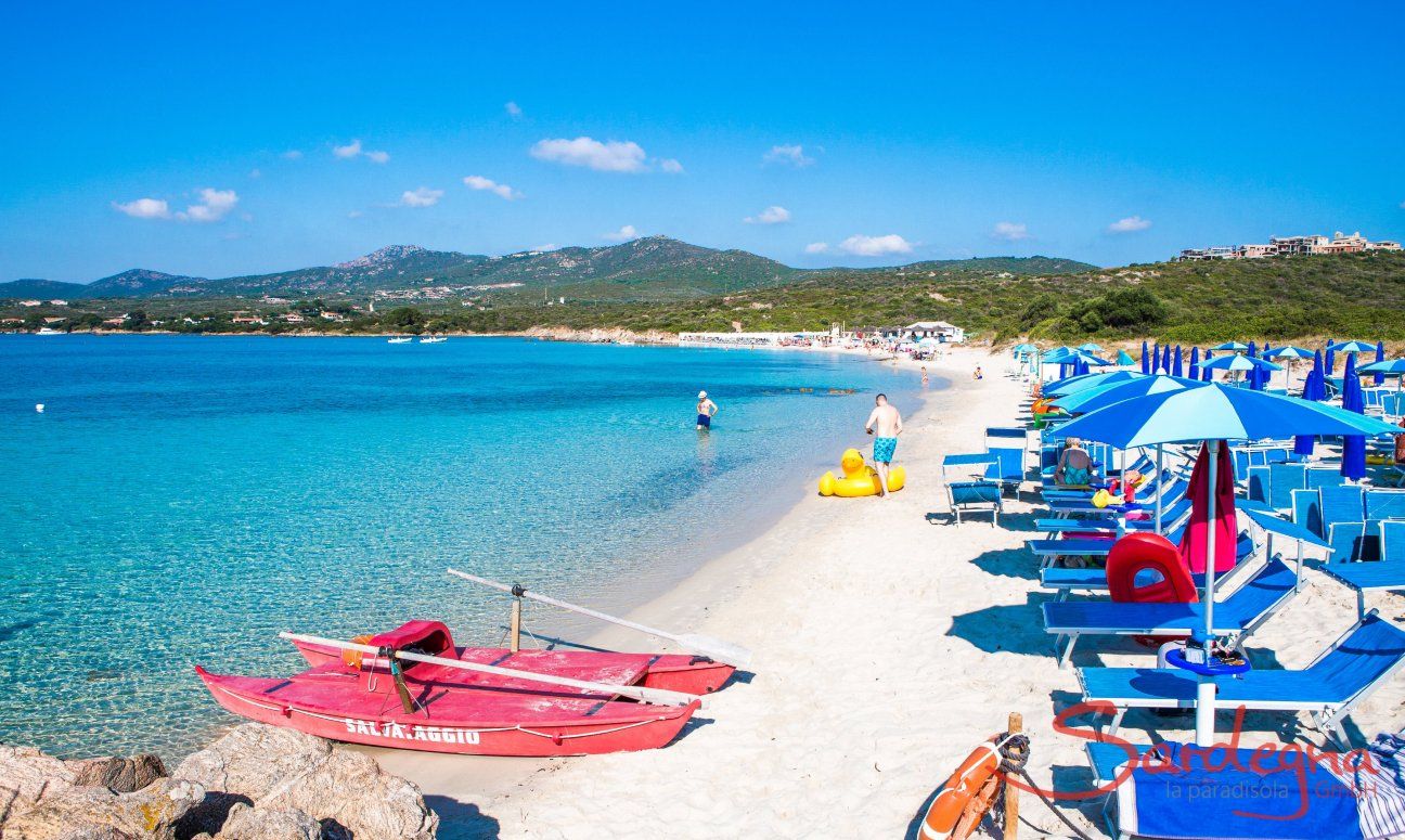 Stabilimento balneare sulla spiaggia bianca di Golfo Aranci