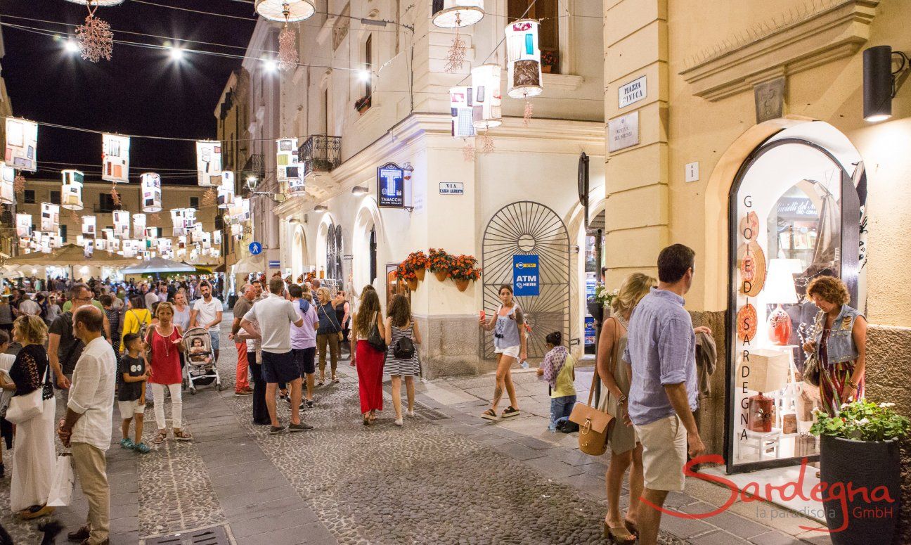 Alghero di notte: Strade piene di visitatori e  illuminate da lampioni