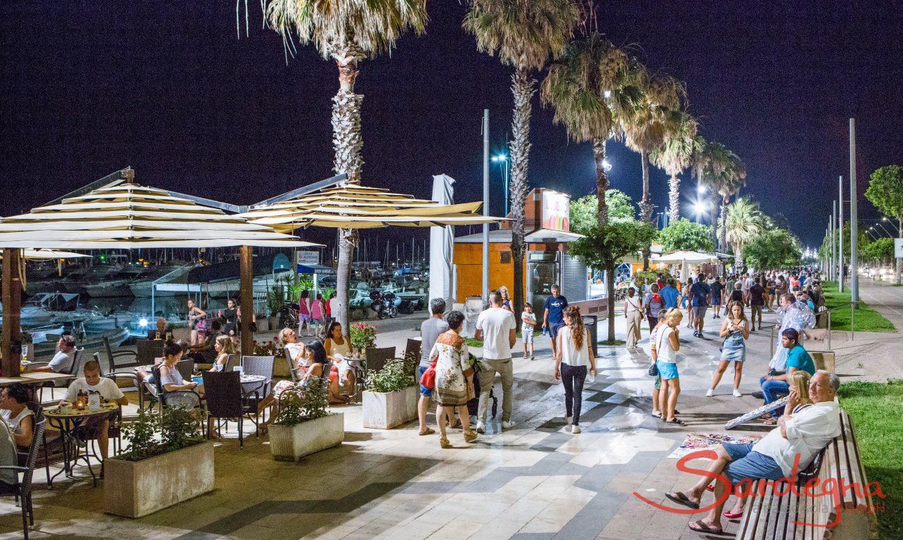 La passeggiate del porto Alghero è illumniata e animata anche di notte