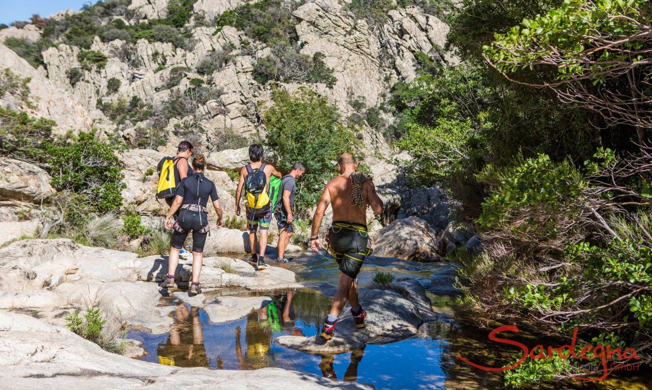 Trekking e bagni nelle colline di Alà dei Sardi dietro San Teodoro