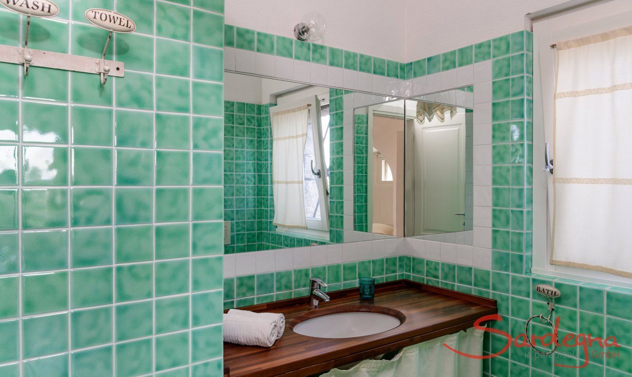 Li Conchi 30 | Bagno 1 con doccia, collegato direttamente alla camera 1, piastrellato in verde acqua Presentazione Li Conchi 30