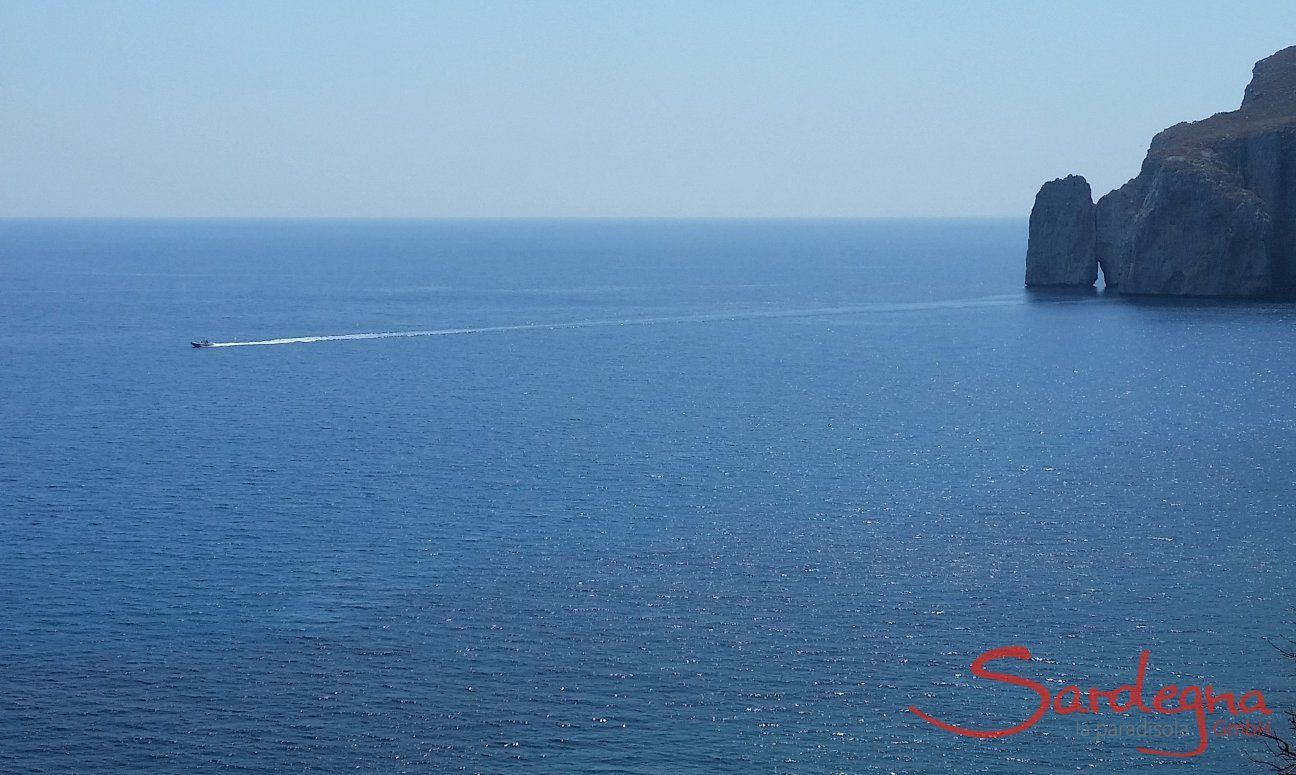 Un gommone sulle acqua davanti al Pan di Zucchero