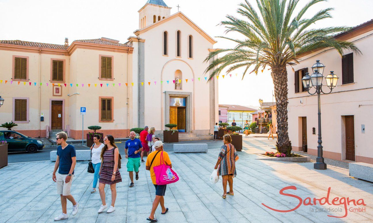 Turisti passeggiando a San Teodoro vicino Olbia