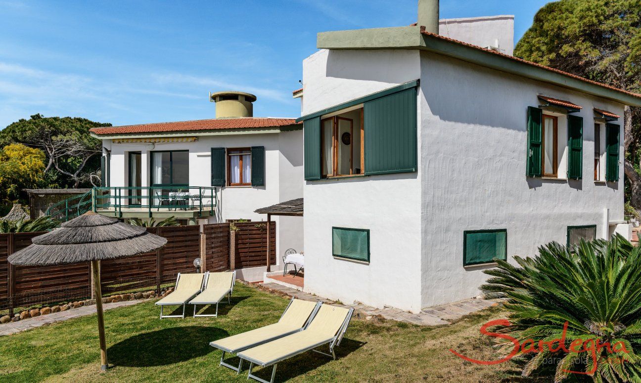Villa Fernando | Giardino privato con lettini da sole Casa vacanza Villa Fernando, Santa Margherita di Pula, Sud Sardegna