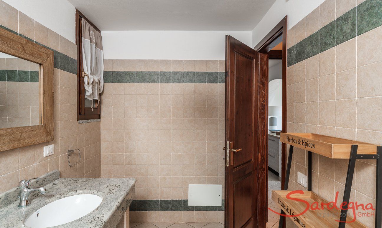 Villa Orchidea-A | Bagno al pianterreno, di fianco alla cucina Bagno Villa Orchidea A, Costa Rei