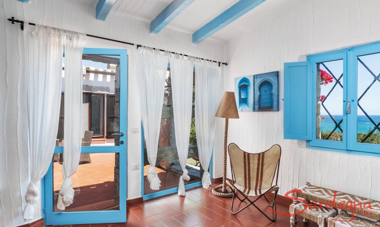 Casa 17 | Salotto con finestra vista mare e porto sulla veranda Casa 17, Sant Elmo, Sud Sardegna