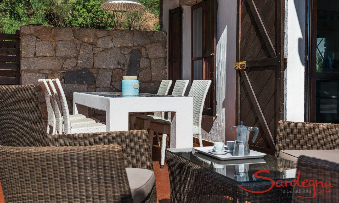 Casa 17 | Divano esterno e tavolo in granito arredano la veranda Casa 17, Sant Elmo, Sud Sardegna