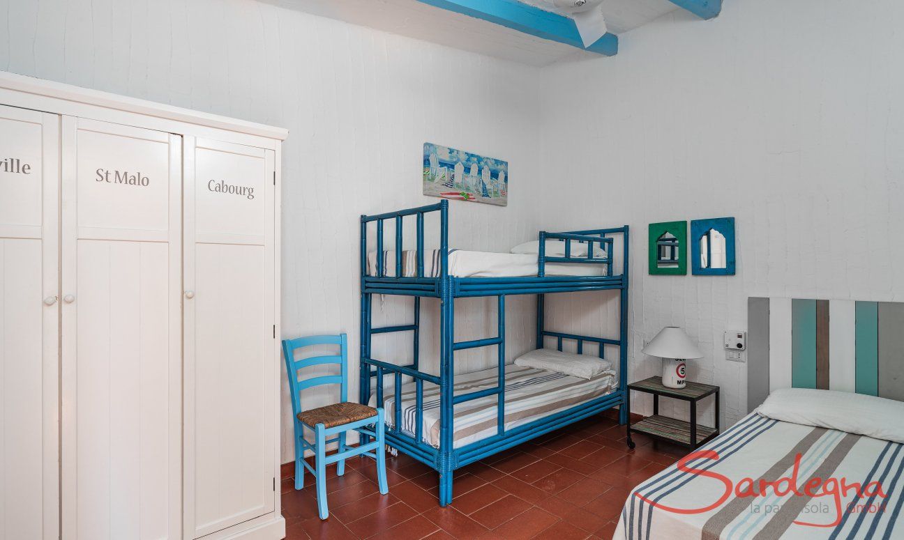 Casa 17 | Camera 2 con letto a castello e letto singolo Casa 17, Sant Elmo, Sud Sardegna