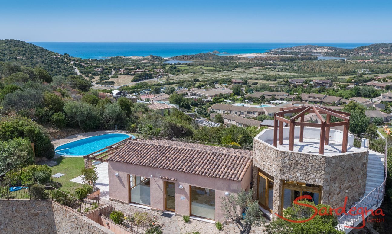Villa Torretta Chia | Vista aerea della villa con la sua piscina Vista aerea Torretta Chia