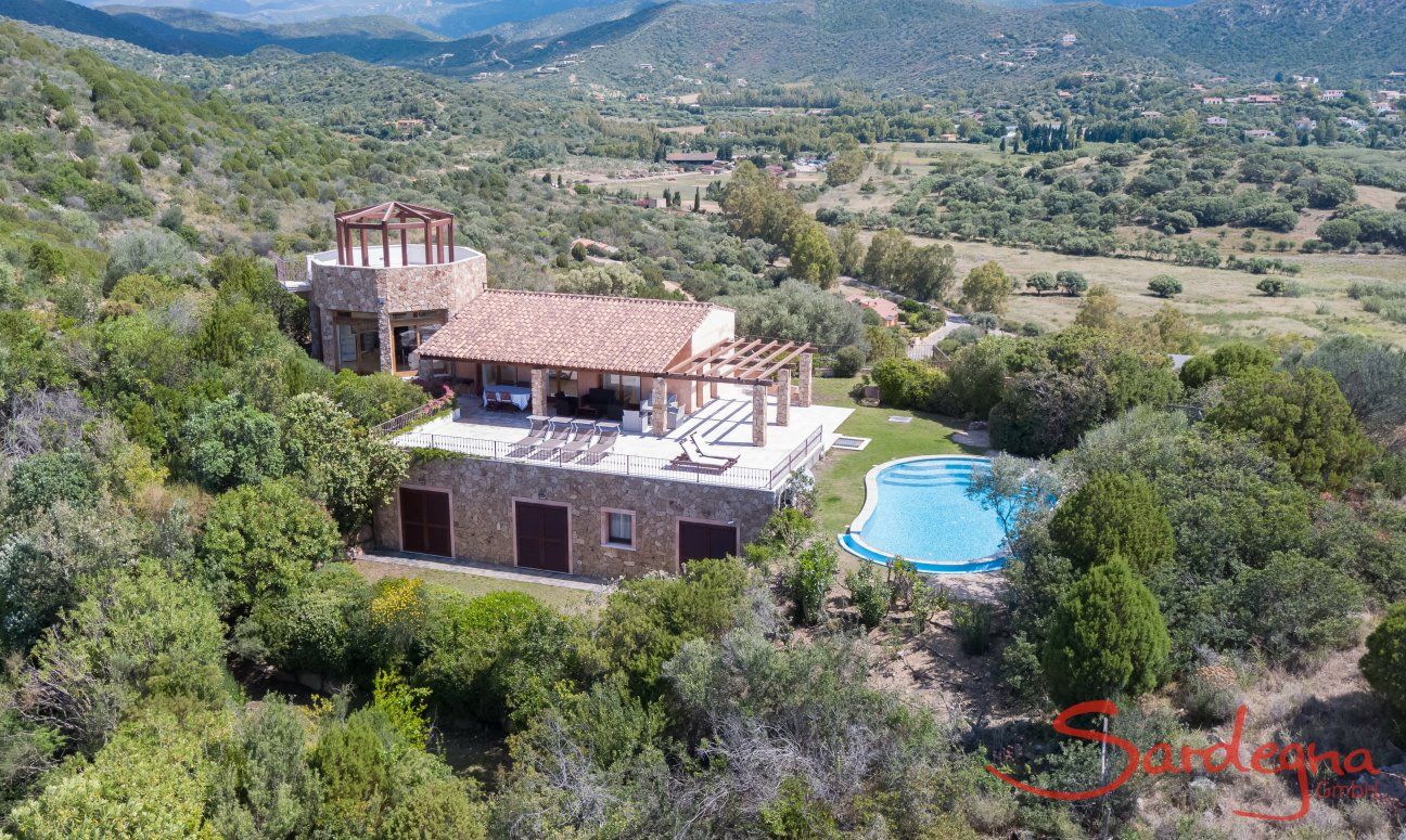 Villa Torretta Chia | Vista aerea della villa con il suo giardino e la sua piscina Vista aerea Torretta Chia